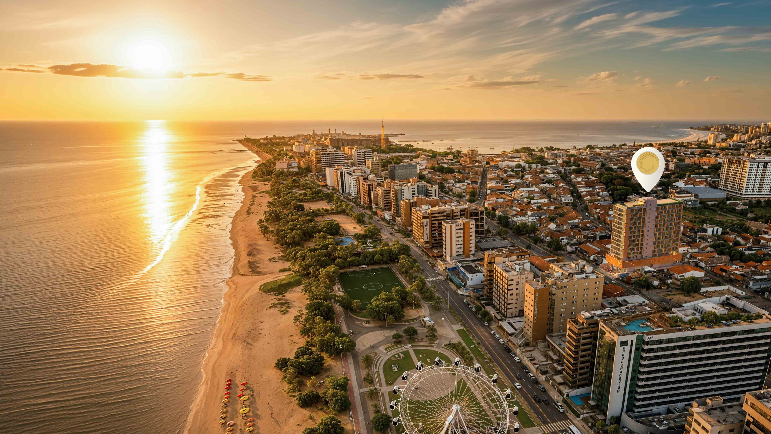 Vista aérea da orla da Pajuçara ao entardecer